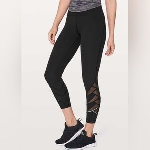 Lululemon Motionful 7/8 Tight 25"
Black